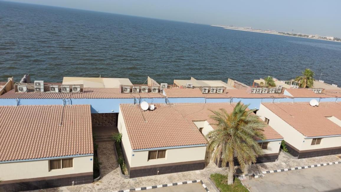 Chalet Sea Club *